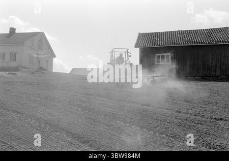 Tatsächlich 21. - 2. - 1971: Norwegen zieht in kleine Betriebsschließungen sind in Norwegen kein unbekanntes Phänomen - aber in Schweden ist der Erwerb kleiner Betriebe für "Sommerhäuschen" zu einer echten Geißel geworden. Zwei norwegische Bauern, Leif Nordgaard und Øyvind Knoph, sehen es anders: Sie pachten schwedisches Land. Foto: Sverre A. Børretzen / aktuell / NTB ***FOTO NICHT BEARBEITET*** Stockfoto