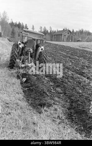 Tatsächlich 21. - 2. - 1971: Norwegen zieht in kleine Betriebsschließungen sind in Norwegen kein unbekanntes Phänomen - aber in Schweden ist der Erwerb kleiner Betriebe für "Sommerhäuschen" zu einer echten Geißel geworden. Zwei norwegische Bauern, Leif Nordgaard und Øyvind Knoph, sehen es anders: Sie pachten schwedisches Land. Foto: Sverre A. Børretzen / aktuell / NTB ***FOTO NICHT BEARBEITET*** Stockfoto