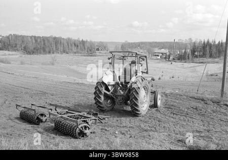 Tatsächlich 21. - 2. - 1971: Norwegen zieht in kleine Betriebsschließungen sind in Norwegen kein unbekanntes Phänomen - aber in Schweden ist der Erwerb kleiner Betriebe für "Sommerhäuschen" zu einer echten Geißel geworden. Zwei norwegische Bauern, Leif Nordgaard und Øyvind Knoph, sehen es anders: Sie pachten schwedisches Land. Foto: Sverre A. Børretzen / aktuell / NTB ***FOTO NICHT BEARBEITET*** Stockfoto