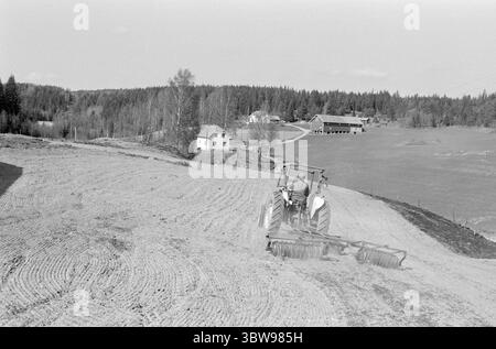 Tatsächlich 21. - 2. - 1971: Norwegen zieht in kleine Betriebsschließungen sind in Norwegen kein unbekanntes Phänomen - aber in Schweden ist der Erwerb kleiner Betriebe für "Sommerhäuschen" zu einer echten Geißel geworden. Zwei norwegische Bauern, Leif Nordgaard und Øyvind Knoph, sehen es anders: Sie pachten schwedisches Land. Foto: Sverre A. Børretzen / aktuell / NTB ***FOTO NICHT BEARBEITET*** Stockfoto