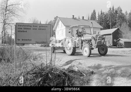 Tatsächlich 21. - 2. - 1971: Norwegen zieht in kleine Betriebsschließungen sind in Norwegen kein unbekanntes Phänomen - aber in Schweden ist der Erwerb kleiner Betriebe für "Sommerhäuschen" zu einer echten Geißel geworden. Zwei norwegische Bauern, Leif Nordgaard und Øyvind Knoph, sehen es anders: Sie pachten schwedisches Land. Foto: Sverre A. Børretzen / aktuell / NTB ***FOTO NICHT BEARBEITET*** Stockfoto