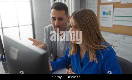 Mann und Frau arbeiten in einem modernen Büro zusammen, diskutieren Details auf einem Computerbildschirm und zeigen Teamwork-Zusammenarbeit in einem professionellen Unternehmen Stockfoto