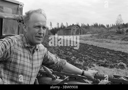 Tatsächlich 21. - 2. - 1971: Norwegen zieht in kleine Betriebsschließungen sind in Norwegen kein unbekanntes Phänomen - aber in Schweden ist der Erwerb kleiner Betriebe für "Sommerhäuschen" zu einer echten Geißel geworden. Zwei norwegische Bauern, Leif Nordgaard und Øyvind Knoph, sehen es anders: Sie pachten schwedisches Land. Øyvind Knoph hat fünf kleine schwedische Bauernhöfe, die man über Wasser halten kann. Er bestreitet nicht, dass es manchmal schwer sein kann - aber er will nicht aufgeben. Industriearbeiten in Halden sind nichts für ihn. Foto: Sverre A. Børretzen / aktuell / NTB ***FOTO NICHT BEARBEITET*** Stockfoto