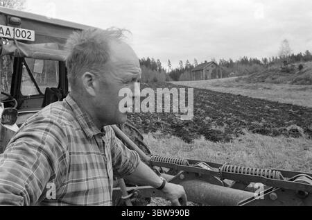 Tatsächlich 21. - 2. - 1971: Norwegen zieht in kleine Betriebsschließungen sind in Norwegen kein unbekanntes Phänomen - aber in Schweden ist der Erwerb kleiner Betriebe für "Sommerhäuschen" zu einer echten Geißel geworden. Zwei norwegische Bauern, Leif Nordgaard und Øyvind Knoph, sehen es anders: Sie pachten schwedisches Land. Øyvind Knoph hat fünf kleine schwedische Bauernhöfe, die man über Wasser halten kann. Er bestreitet nicht, dass es manchmal schwer sein kann - aber er will nicht aufgeben. Industriearbeiten in Halden sind nichts für ihn. Foto: Sverre A. Børretzen / aktuell / NTB ***FOTO NICHT BEARBEITET*** Stockfoto