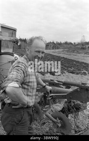 Tatsächlich 21. - 2. - 1971: Norwegen zieht in kleine Betriebsschließungen sind in Norwegen kein unbekanntes Phänomen - aber in Schweden ist der Erwerb kleiner Betriebe für "Sommerhäuschen" zu einer echten Geißel geworden. Zwei norwegische Bauern, Leif Nordgaard und Øyvind Knoph, sehen es anders: Sie pachten schwedisches Land. Øyvind Knoph hat fünf kleine schwedische Bauernhöfe, die man über Wasser halten kann. Er bestreitet nicht, dass es manchmal schwer sein kann - aber er will nicht aufgeben. Industriearbeiten in Halden sind nichts für ihn. Foto: Sverre A. Børretzen / aktuell / NTB ***FOTO NICHT BEARBEITET*** Stockfoto