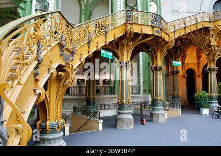 Goldene Jugendstiltreppe und Eisenwerk, Grand Palais, Paris, Frankreich Stockfoto