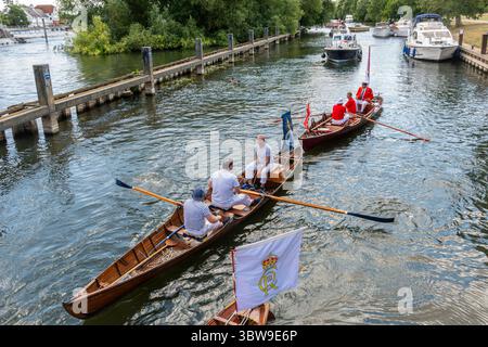 Juli 2025. Diese Woche findet die jährliche Schwan-Anhebung-Tradition an der Themse statt. Die Ruderboote mit Schwan-Oberteil sind im Hambleden Lock in Berkshire, England, Großbritannien, zu sehen. Das Eigentum an Swan an der Themse wird von der British Crown und zwei Lackierfirmen geteilt, der Worshipful Company of Vintners and Dyers. Swan-Upping ist das traditionelle Mittel, mit dem die Schwäne auf der Themse unter die drei Besitzer aufgeteilt werden. Ihre Hauptzwecke sind heute, eine Volkszählung der Schwäne durchzuführen und ihre Gesundheit zu überprüfen. Stockfoto