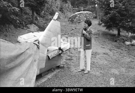 Aktuell 32–2–1971: Eine Mutter und ihre Tragödie Lillemor Bøe ist vielen ihrer engsten Verwandten zum Grab gefolgt. Sie verlor ihren letzten Sohn, als Rolf Karsten Wang in Ekeberg überfahren und getötet wurde. Sie wird an die Person oder die Personen appellieren, die etwas darüber wissen, was passiert ist. Frau Lillemor Bøe in dem Flugzeug, das ihr Sohn gebaut hat, als in der Nacht vom Mittwoch, den 7. Juli, also vor vier Wochen, in Ekeberg ein Auto über seinen Lebensweg fuhr. Foto: Ivar Aaserud / aktuell / NTB ***FOTO NICHT BEARBEITET*** Stockfoto