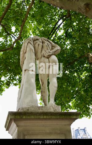 Moderne Statue und üppige Bäume, Jardin du Luxembourg, Paris, Frankreich Stockfoto