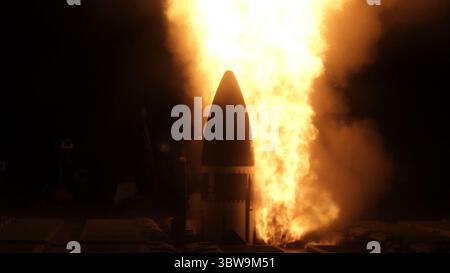 17. November 2020 - Pazifischer Ozean - Eine Standard-Rakete 3 (SM-3) Block IIA wird am 16. November 2020 vom Lenkraketenzerstörer USS John Finn (DDG 113) im Pazifischen Ozean als Teil des Flugtests Aegis Weapons System-44 (FTM-44) gestartet. FTM-44 ist ein Entwicklungstest, der einem Mandat des Kongresses entspricht, um die Durchführbarkeit der SM-3 Block IIA-Rakete zu bewerten, eine ICBM-Bedrohung zu besiegen. Der SM-3 Block IIA wurde ursprünglich für die ballistische Mittelstreckenrakete entwickelt und gebaut. (Kreditbild: © U.S. Navy/ZUMA Wire/ZUMAPRESS.com) Stockfoto
