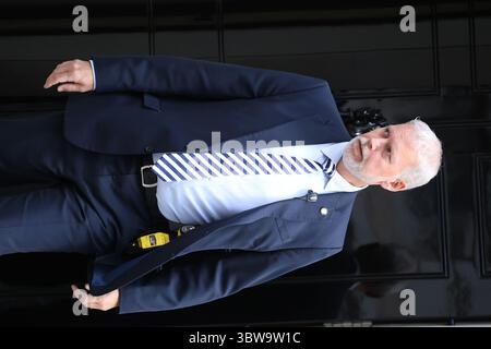 London, Großbritannien. Juli 2025. LONDON, ENGLAND - 16. JULI: Sicherheit für Premierminister Keir Starmer, der 10 Downing Street verlässt, um an den Fragen des Premierministers am 16. Juli 2025 in London teilzunehmen. Heute ist die letzte Sitzung der PMQs, bevor das Parlament am 22. Juli zur Sommerpause aufsteht.CAP/GOL © GOL/Capital Pictures Credit: Capital Pictures/Alamy Live News Stockfoto