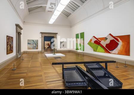 Tate Britain in London bietet moderne und historische britische Kunst in einem großen, eleganten Galerieraum. London, UK, 28. Juni 2023 Stockfoto