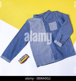 Blaues Jeanshemd jean isoliert Draufsicht Stockfoto
