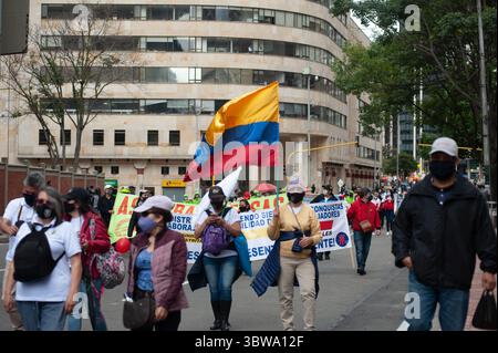19. November 2020, Bogota, Cundinamarca, Kolumbien: Arbeiter- und Lehrersyndikate demonstrieren während des 19. November 2020 in Kolumbien gegen die Regierung des ehemaligen Präsidenten Ivan duque in Bogota, Kolumbien. (Kreditbild: © Chepa Beltran/VW Pics via ZUMA Wire) Stockfoto