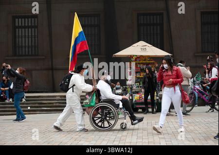 19. November 2020, Bogota, Cundinamarca, Kolumbien: Arbeiter- und Lehrersyndikate demonstrieren während des 19. November 2020 in Kolumbien gegen die Regierung des ehemaligen Präsidenten Ivan duque in Bogota, Kolumbien. (Kreditbild: © Chepa Beltran/VW Pics via ZUMA Wire) Stockfoto