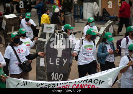 19. November 2020, Bogota, Cundinamarca, Kolumbien: Arbeiter- und Lehrersyndikate demonstrieren während des 19. November 2020 in Kolumbien gegen die Regierung des ehemaligen Präsidenten Ivan duque in Bogota, Kolumbien. (Kreditbild: © Chepa Beltran/VW Pics via ZUMA Wire) Stockfoto