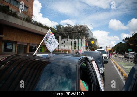 19. November 2020, Bogota, Cundinamarca, Kolumbien: Arbeiter- und Lehrersyndikate demonstrieren während des 19. November 2020 in Kolumbien gegen die Regierung des ehemaligen Präsidenten Ivan duque in Bogota, Kolumbien. (Kreditbild: © Chepa Beltran/VW Pics via ZUMA Wire) Stockfoto