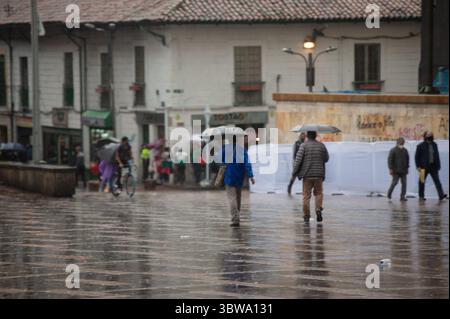 19. November 2020, Bogota, Cundinamarca, kolumbien: Als kolumbien am 19. November 2020 mit starken Regenfällen durch den Hurrikan IOTA konfrontiert war, sehen sich die Bürger von Bogota nun schweren Regenfällen ausgesetzt, die durch das Nina-Phänomen verursacht wurden (Foto: © Chepa Beltran / Vwpics/VW Pics via ZUMA Wire) Stockfoto