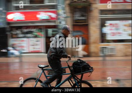 19. November 2020, Bogota, Cundinamarca, kolumbien: Als kolumbien am 19. November 2020 mit starken Regenfällen durch den Hurrikan IOTA konfrontiert war, sehen sich die Bürger von Bogota nun schweren Regenfällen ausgesetzt, die durch das Nina-Phänomen verursacht wurden (Foto: © Chepa Beltran / Vwpics/VW Pics via ZUMA Wire) Stockfoto