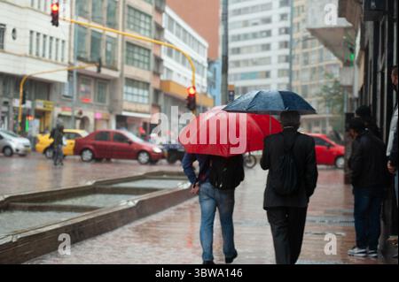 19. November 2020, Bogota, Cundinamarca, kolumbien: Als kolumbien am 19. November 2020 mit starken Regenfällen durch den Hurrikan IOTA konfrontiert war, sehen sich die Bürger von Bogota nun schweren Regenfällen ausgesetzt, die durch das Nina-Phänomen verursacht wurden (Foto: © Chepa Beltran / Vwpics/VW Pics via ZUMA Wire) Stockfoto