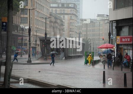 19. November 2020, Bogota, Cundinamarca, kolumbien: Als kolumbien am 19. November 2020 mit starken Regenfällen durch den Hurrikan IOTA konfrontiert war, sehen sich die Bürger von Bogota nun schweren Regenfällen ausgesetzt, die durch das Nina-Phänomen verursacht wurden (Foto: © Chepa Beltran / Vwpics/VW Pics via ZUMA Wire) Stockfoto
