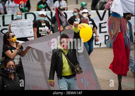 19. November 2020, Bogota, Cundinamarca, Kolumbien: Arbeiter- und Lehrersyndikate demonstrieren während des 19. November 2020 in Kolumbien gegen die Regierung des ehemaligen Präsidenten Ivan duque in Bogota, Kolumbien. (Kreditbild: © Chepa Beltran/VW Pics via ZUMA Wire) Stockfoto