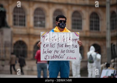 19. November 2020, Bogota, Cundinamarca, Kolumbien: Arbeiter- und Lehrersyndikate demonstrieren während des 19. November 2020 in Kolumbien gegen die Regierung des ehemaligen Präsidenten Ivan duque in Bogota, Kolumbien. (Kreditbild: © Chepa Beltran/VW Pics via ZUMA Wire) Stockfoto