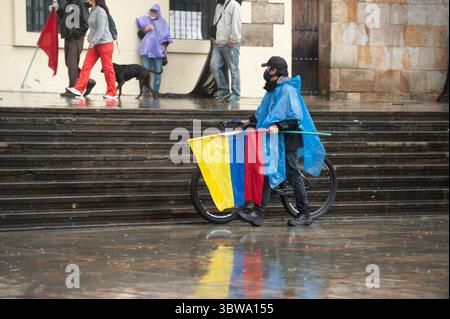 19. November 2020, Bogota, Cundinamarca, kolumbien: Als kolumbien am 19. November 2020 mit starken Regenfällen durch den Hurrikan IOTA konfrontiert war, sehen sich die Bürger von Bogota nun schweren Regenfällen ausgesetzt, die durch das Nina-Phänomen verursacht wurden (Foto: © Chepa Beltran / Vwpics/VW Pics via ZUMA Wire) Stockfoto