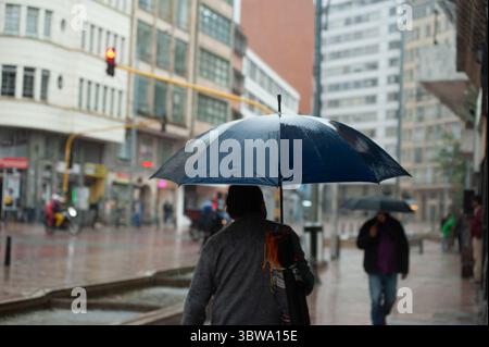 19. November 2020, Bogota, Cundinamarca, kolumbien: Als kolumbien am 19. November 2020 mit starken Regenfällen durch den Hurrikan IOTA konfrontiert war, sehen sich die Bürger von Bogota nun schweren Regenfällen ausgesetzt, die durch das Nina-Phänomen verursacht wurden (Foto: © Chepa Beltran / Vwpics/VW Pics via ZUMA Wire) Stockfoto