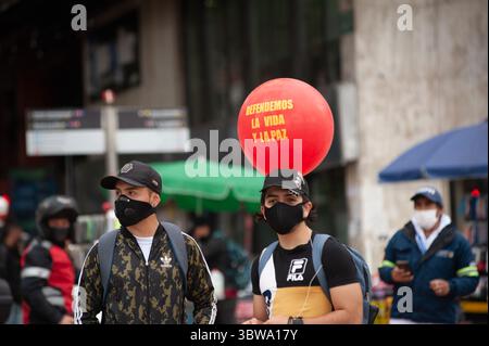 19. November 2020, Bogota, Cundinamarca, Kolumbien: Arbeiter- und Lehrersyndikate demonstrieren während des 19. November 2020 in Kolumbien gegen die Regierung des ehemaligen Präsidenten Ivan duque in Bogota, Kolumbien. (Kreditbild: © Chepa Beltran/VW Pics via ZUMA Wire) Stockfoto