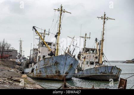 Ein altes Schiff ohne Menschen lief während des Krieges mit Russland in der Ukraine auf Grund Stockfoto