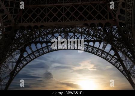 Nachthimmel und Sonnenstrahlen unter dem Eiffelturm in Paris, Frankreich Stockfoto