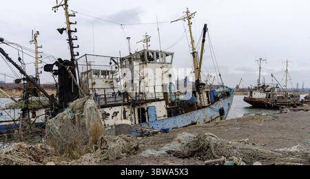 Ein altes Schiff ohne Menschen lief während des Krieges mit Russland in der Ukraine auf Grund Stockfoto