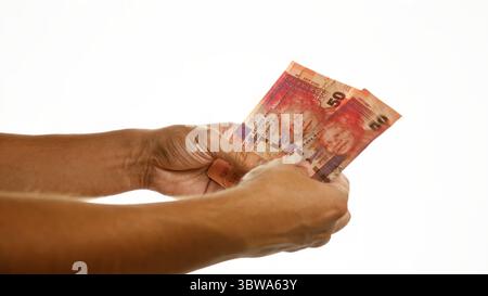 Hände, die südafrikanische Banknoten mit nelson mandelas Gesicht auf einem isolierten weißen Hintergrund halten Stockfoto
