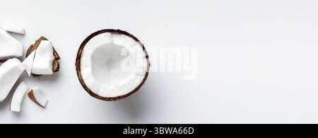 Gehackte coconut auf Weiß Stockfoto