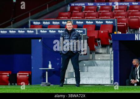 November 2020, Madrid, MADRID, SPANIEN: Ronald Koeman, Trainer des FC Barcelona, sieht sich während der spanischen Liga La Liga Santander an, das Fußballspiel zwischen Atletico de Madrid und FC Barcelona am 21. November 2020 im Stadion Wanda Metropolitano in Madrid, Spanien, ausgetragen wurde. (Bild: © Oscar J. Barroso/AFP7 via ZUMA Wire) Stockfoto