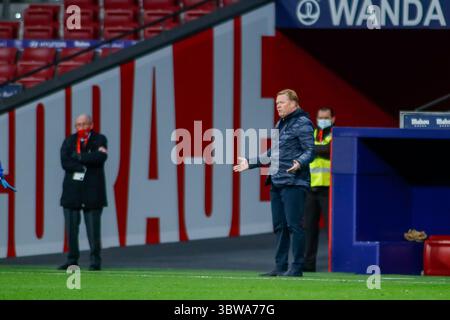 November 2020, Madrid, MADRID, SPANIEN: Ronald Koeman, Trainer des FC Barcelona, Gesten während der spanischen Liga La Liga Santander, Fußballspiel zwischen Atletico de Madrid und FC Barcelona im Stadion Wanda Metropolitano am 21. November 2020 in Madrid, Spanien. (Bild: © Oscar J. Barroso/AFP7 via ZUMA Wire) Stockfoto
