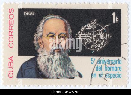 KUBA - 12. April 1966: 1 Centavo-Briefmarke mit Porträt von Konstantin Tsiolkowsky (Ziolkowsky), sowjetischer Pionier der Raketen- und Raumfahrtwissenschaften. Erster Mann im Weltraum, 5. Jahrestag. Er war ein Raketenwissenschaftler, der Pionier der Raumfahrt war. Zusammen mit Hermann Oberth und Robert H. Goddard ist er einer der Pioniere der Raumfahrt und Gründungsvater der modernen Raketenforschung und Raumfahrt. Seine Arbeiten inspirierten Wernher von Braun und die führenden ukrainischen Raketeningenieure Sergej Korolew und Valentin Glushko, die zum Erfolg des sowjetischen Raumfahrtprogramms beitrugen Stockfoto