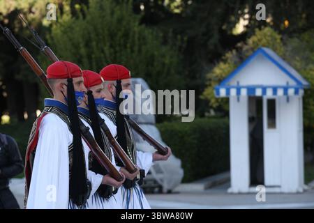 21. November 2020 in Athen, Griechenland: Mitglieder der Präsidentengarde mit Gesichtsmasken führen am 19. November 2020 den Wachwechsel am Grab des unbekannten Soldaten in Athen durch. Seit dem 3. November ist die Verwendung von Schutzmasken in ganz Griechenland in Innen- und Außenbereichen obligatorisch. (Kreditbild: © Aristidis VafeiadakisZUMA Wire) Stockfoto