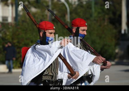 21. November 2020 in Athen, Griechenland: Mitglieder der Präsidentengarde mit Gesichtsmasken führen am 19. November 2020 den Wachwechsel am Grab des unbekannten Soldaten in Athen durch. Seit dem 3. November ist die Verwendung von Schutzmasken in ganz Griechenland in Innen- und Außenbereichen obligatorisch. (Kreditbild: © Aristidis VafeiadakisZUMA Wire) Stockfoto