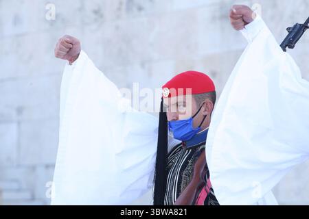 21. November 2020 in Athen, Griechenland: Mitglieder der Präsidentengarde mit Gesichtsmasken führen am 19. November 2020 den Wachwechsel am Grab des unbekannten Soldaten in Athen durch. Seit dem 3. November ist die Verwendung von Schutzmasken in ganz Griechenland in Innen- und Außenbereichen obligatorisch. (Kreditbild: © Aristidis VafeiadakisZUMA Wire) Stockfoto