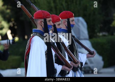21. November 2020 in Athen, Griechenland: Mitglieder der Präsidentengarde mit Gesichtsmasken führen am 19. November 2020 den Wachwechsel am Grab des unbekannten Soldaten in Athen durch. Seit dem 3. November ist die Verwendung von Schutzmasken in ganz Griechenland in Innen- und Außenbereichen obligatorisch. (Kreditbild: © Aristidis VafeiadakisZUMA Wire) Stockfoto