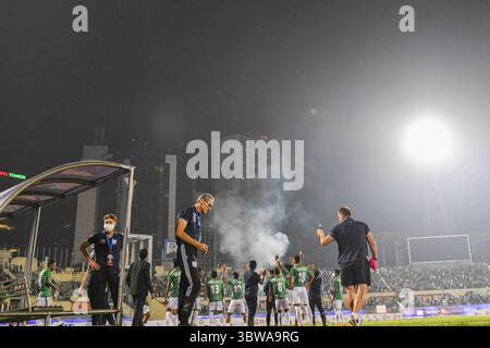 17. November 2020, Dhaka, Dhaka, Bangladesch: Spieler und Trainer aus Bangladesch feiern am 17. November 2020 im Bangabandhu National Stadium in Dhaka, Bangladesch, nach dem Sieg der Mujib Barsho FIFA International Football Series 2020 gegen Nepal. (Credit Image: © Zabed Hasnain Chowdhury/SOPA Images via ZUMA Wire) Stockfoto