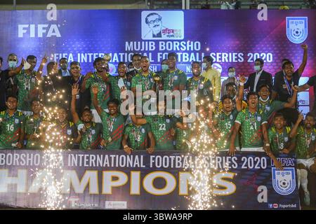 17. November 2020, Dhaka, Dhaka, Bangladesch: Bangladeschische Spieler feiern nach dem Sieg der Mujib Barsho FIFA International Football Series 2020 gegen Nepal im Bangabandhu National Stadium in Dhaka, Bangladesch am 17. November 2020. (Credit Image: © Zabed Hasnain Chowdhury/SOPA Images via ZUMA Wire) Stockfoto