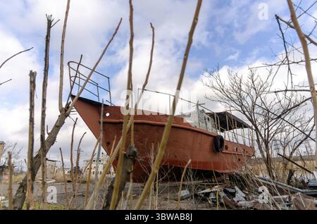 Ein altes Schiff ohne Menschen lief während des Krieges mit Russland in der Ukraine auf Grund Stockfoto