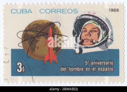 KUBA - 12. April 1966: 3 Centavo-Briefmarke mit mehrfarbiger Darstellung von Yuri Gagarin in Weltraumhelm, Rakete, Erde und Umlaufbahnen. Erster Mann im Weltraum, 5. Jahrestag Stockfoto