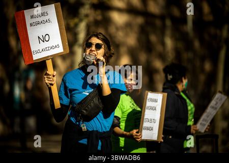 22. November 2020, Barcelona, Katalonien, Spanien: Eine Feministin ruft Slogans, die ein Plakat mit der Aufschrift „Migrantinnen, ungeschlachtet“ aufbringen, während sie Teil einer menschlichen Kette durch Barcelona ist, um den Internationalen Tag zur Beseitigung von Gewalt gegen Frauen zu feiern (Credit Image: © Matthias Oesterle/ZUMA Wire) Stockfoto