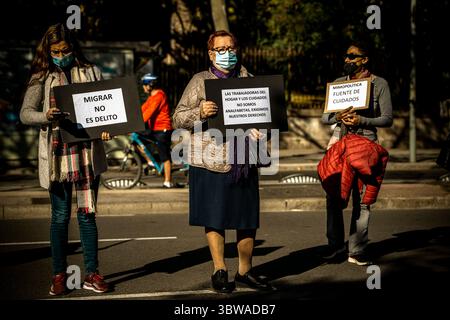 22. November 2020, Barcelona, Katalonien, Spanien: Feministinnen und Feministinnen bauen mit ihren Plakaten eine Menschenkette durch Barcelona auf, um den Internationalen Tag zur Beseitigung von Gewalt gegen Frauen zu feiern (Bild: © Matthias Oesterle/ZUMA Wire) Stockfoto
