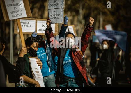 22. November 2020, Barcelona, Katalonien, Spanien: Feministinnen mit ihren Plakaten schreien Slogans, während sie Teil einer menschlichen Kette durch Barcelona sind, um den Internationalen Tag zur Beseitigung der Gewalt gegen Frauen zu feiern (Foto: © Matthias Oesterle/ZUMA Wire) Stockfoto