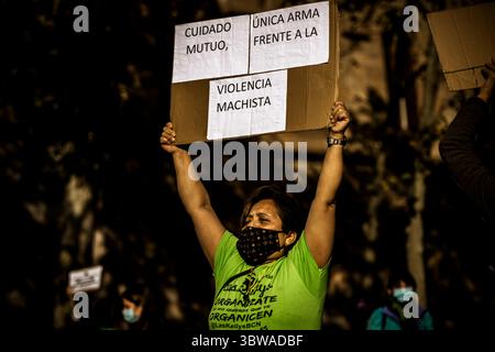 22. November 2020, Barcelona, Katalonien, Spanien: Eine Feministin ruft Slogans, die ein Plakat mit der Aufschrift „gegenseitige Fürsorge ist der einzige Arm gegen Macho-Gewalt“ aufbringt, während sie Teil einer menschlichen Kette durch Barcelona ist, um den Internationalen Tag zur Beseitigung der Gewalt gegen Frauen zu begehen (Kreditbild: © Matthias Oesterle/ZUMA Wire) Stockfoto